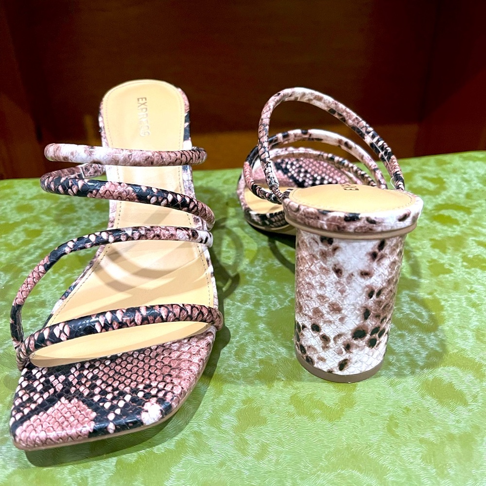 Express Sandals 👡 - Picture 3 of 3